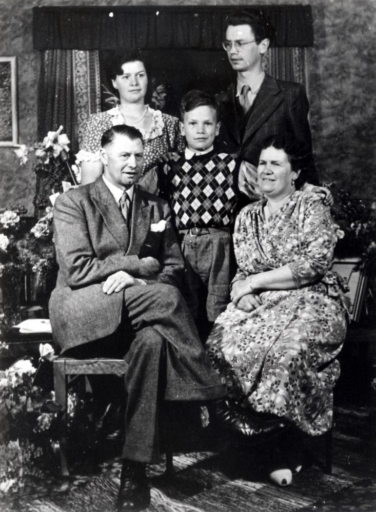 Ruben Rönn 1898-06-08–1982-04-02, son till den siste dragonen i Vallentuna Johan August Rönn, föddes på Åbyholms gård. På bilden sitter han på 50-årsdagen i Täby prästgård tillsammans med hustrun Signe Ingeborg Rönn född Eriksson i Skesta, Vada, 1898-05-27 – 1982-08-20. Barnen fr v Gunhild Rönn född 1927-04-27, Bertil Rönn född 1936-10-29 och Gunnar Rönn 1926-01-08