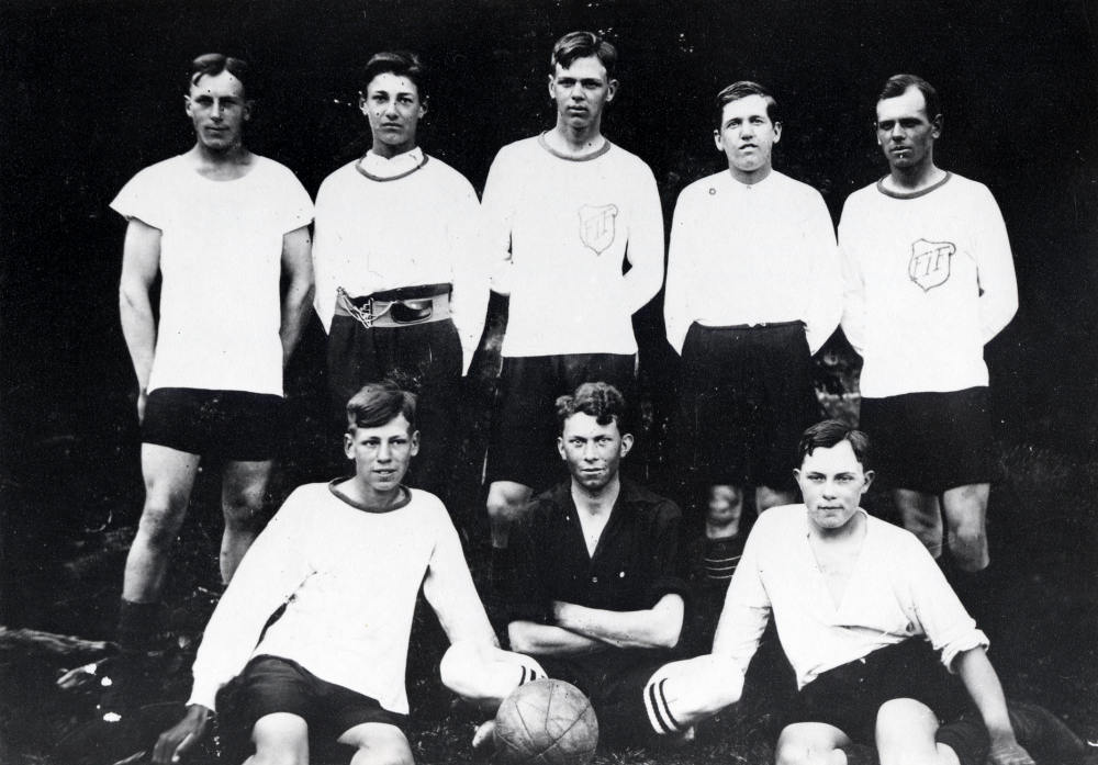 Frösunda IF spelar fotboll på Frösunda idrottsplats en sommarsöndag 1911.  Stående fr v Leonard 'Lenne' Andersson Hamra, Ragnar Wredh, Fredrik Helgöstam, Elis Andersson Grebylund och  Sven Helgöstam. Sittande fr v Gösta Helgöstam, Erik Rothman Berg och Helge Andersson Hamra