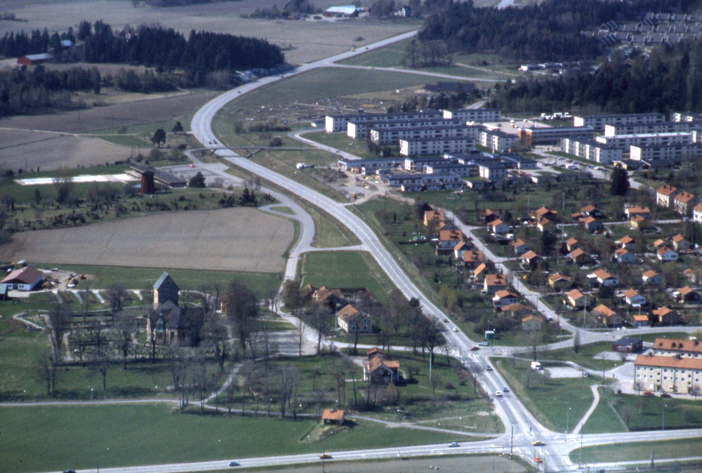I bildens nedre del syns korsningen Stockholmsvägen - Väsbyvägen. I bildens mitt syns bostadsområdet Södergården. Vallentuna kyrka sysn till vänster i bildens nedre del och ovenför denna syns kvarnbadet.