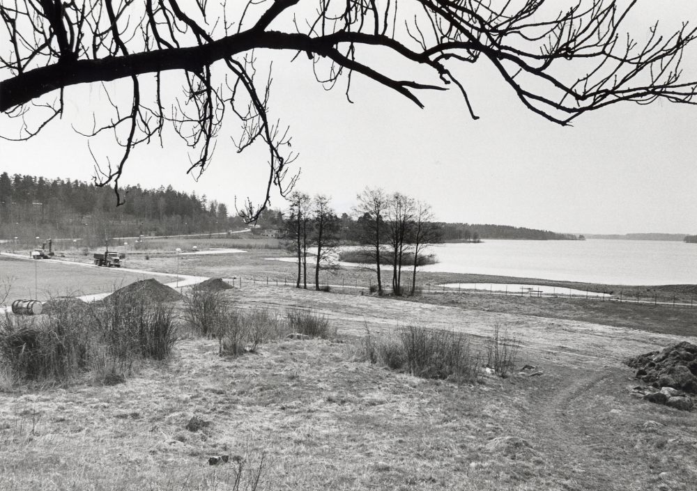 Kyrkviken i Vallentunasjön.  Arbeten med utökad mark för Vallentuna kyrkogård pågår. Kompletterande arbeten med Vallentuna värmeverk pågår också bl a vid bron över Ormstaån