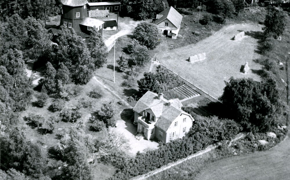 Eriksborgs kvarn och kvarnbostad i Frösunda. Kvarnen kallas ofta i dagligt tal, Frösunda kvarn. Uppgift om fotoår saknas. Jämför bild 6645.

Eriksborgs kvarn är den enda väderkvarn som finns kvar i Frösunda (2019). Men vingarna, och därmed vindkraften, togs bort redan 1923. Då byggdes kvarnen om och drevs sedan med en råoljemotor.