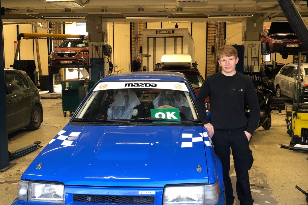 Blå rallybil