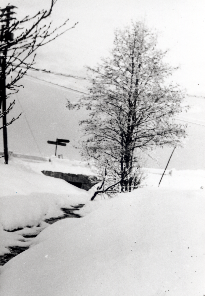 "Gapbron", bron över Ormstaån vid Skolvägen i Vallentuna.  På vägvisaren kan stå  Stockholm, Upplands Väsby (ev Väsby och Norrtälje, eller kanske Vallentuna.  Detta var huvudvägen från Stockholmsvägen (nuv Karlbergsvägen) mot Vallentuna och Upplands Väsby samt Stockholm åt andra hållet