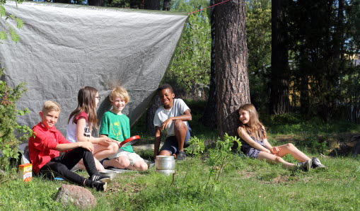 Barn sitter i skogen