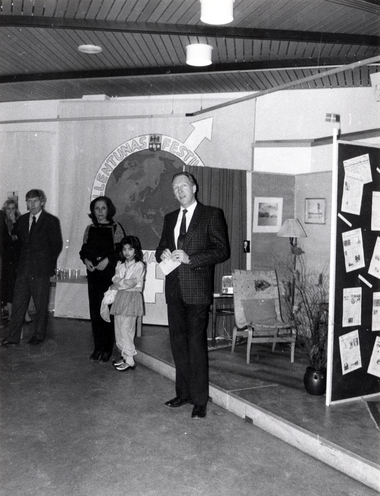 Vallentunas festival med invandrad kultur i många olika former med utställningar och program i Tärningen, skolor och Väsbygården. Här inviger kommunalrådet Elwe Nilsson festivalen i Vallentunasalen