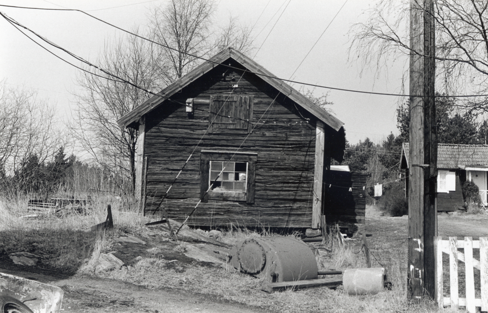 Gammalt hus, som tidigare lär ha varit ett sädesmagasin som det fanns en kvarn i,  vid Västanberga gård. I kvarnen maldes t.ex. havre som både kor och grisar kunde utfodras med.