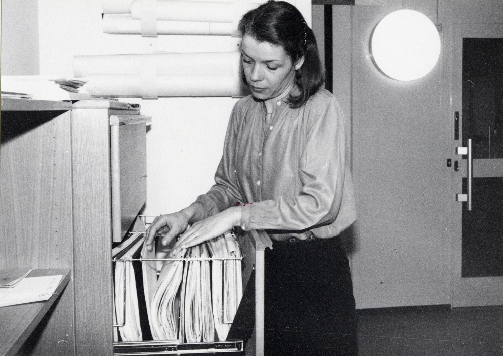 Eva Claësson  arbetar i  Vallentuna kulturkansli  Här letar hon bland diareförda handlingar