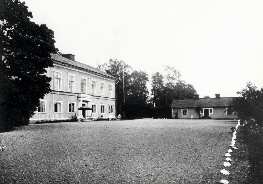 Bällsta gård i Vallentuna. Fröken Elsa Tiberg hade pensionat på gården från 1928. Parkområdet var 66 000 kvm med ca 200 m strand och ett badberg med brygga. Gårdsbyggnaderna ligger på en kulle med vacker utsikt över sjön, Sluttningen ner mot sjön är vacker med björkar och fullt av gullvivor om våren. Parkanläggningen och trädgården var full av prydnadsbuskar och träd.  Allt var mycket välskött.  Många frukträd, bärbuskar och trägårdsland fanns också.  Elsa Tiberg var mycket noga med allting. Hon köpte det hela för 28 000 kr. Ett jorbruk med stor areal hörde till som gränsade mot järnvägen.  Men hon ansåg sig inte ha råd att betala ytterligare 4000 kr för den marken. Pensionatet var i drift till 1933 - då tröttnade  Elsa Tiberg på pensionatsrörelsen med folk från   Stockholm som kom och gick. Hon bodde med sin mor Nanna Tiberg i flygelbyggnaden. David Tiberg, hennes bror, lät bygga en sommarstuga på området, där hans familj bodde om somrarna.  Vet ej vem som ägde gården före Elsa Tiberg, men jag har hört om en trävaruhandlare. En rättare Geijer bodde i början av 1930-talet i röda stugan och arrenderade jordbruket förmodar jag. Han hade fru och två barn.  Nedskrivet av Mona Lantz, född Tiberg 1989