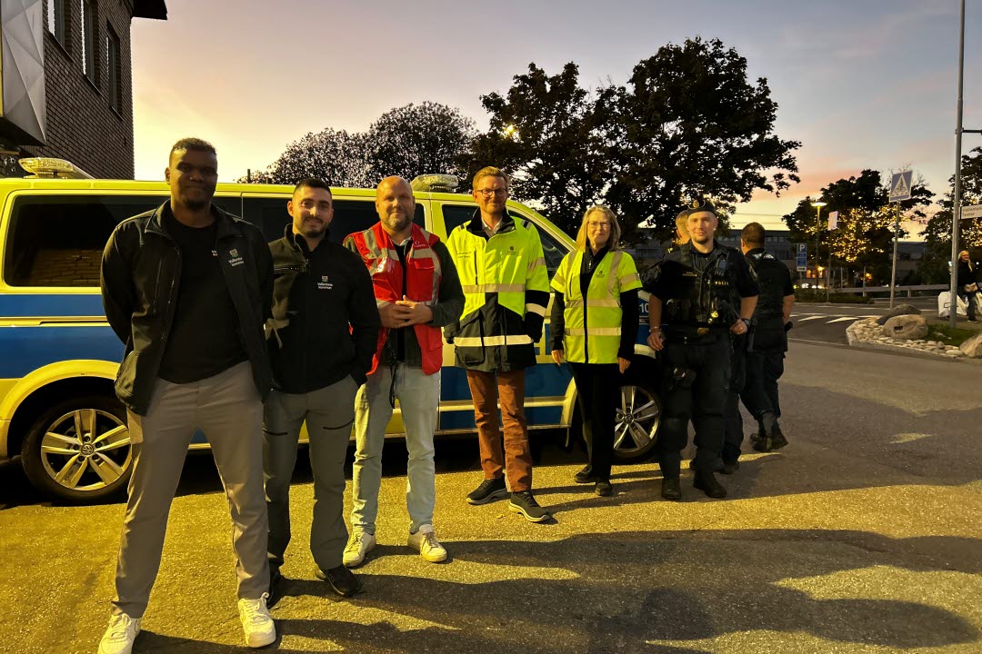 Fältarbetare Nathalio Dib och Mohamed Abdulle tillsammans med Jonas Jonasson, enhetschef för Ung och aktiv fritid, kommunordförande Johan Skog, kommundirektör Annika Hellberg och polis. utanför Mega.