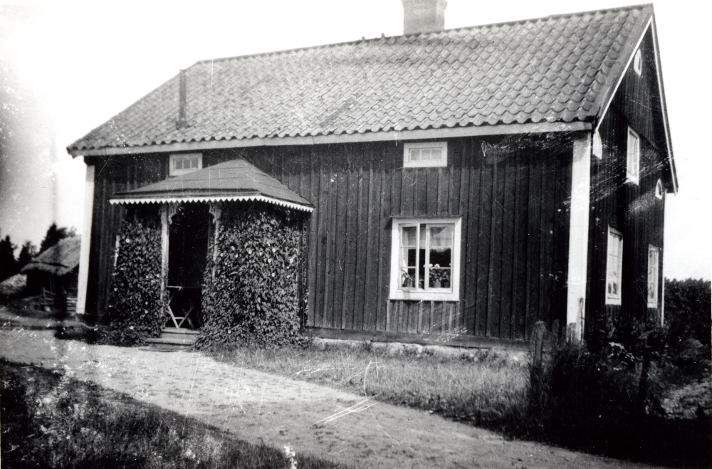Bostadshuset på Nibble gård. Huset är antagligen från mitten av 1700-talet. Källa: Sveriges bebyggelse 1952.