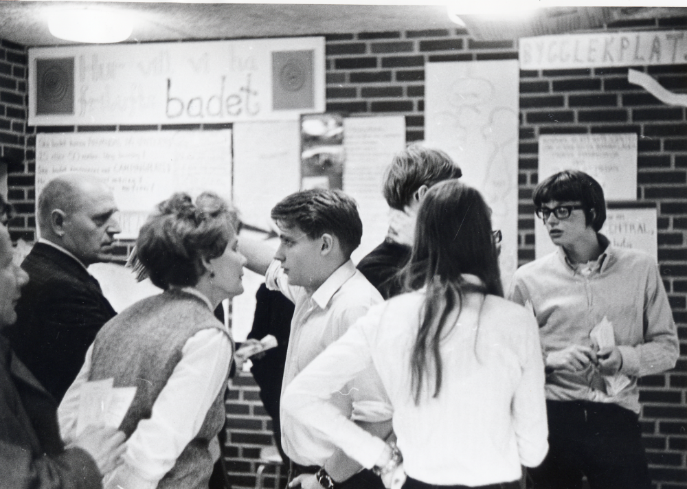 Miljövårdsutställning  i  Ekebygården  T v syns hälsovårdsnämndens ordförande  Gösta Eriksson  från Sursta