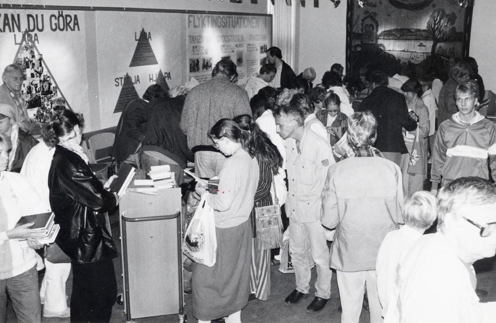 Vallentuna bibliotek  har  bokbytardag  i Vallentunasalen - ett inslag i  Vallentuna marknad  på Tuna torg. I Vallentunasalen pågår samtidigt utställningen  Flykting 86. Skall jag ta vara på min broder?