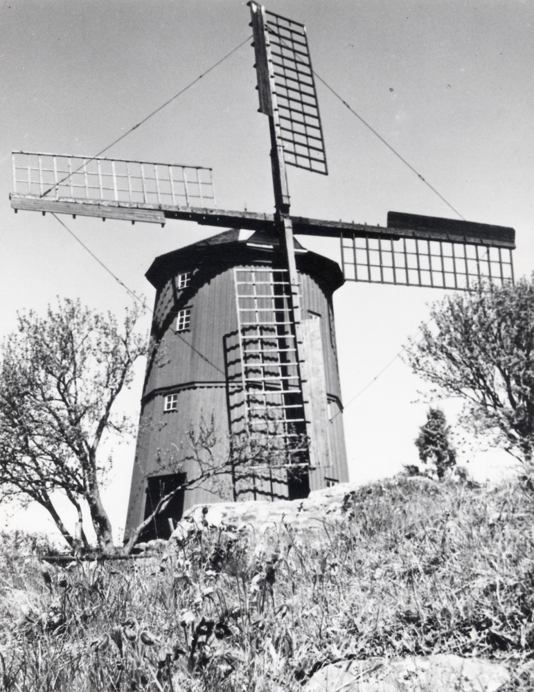Väsby kvarn i Vallentuna drivs och visas av Vallentuna hembygdsföreningen. Vingarna blåste av vid en storm i oktober 1969, men ersattes av nya vingar