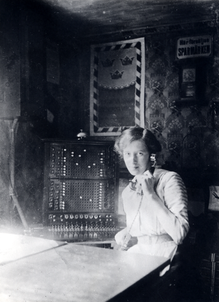 Linnea Pettersson  i  Brottby telefonväxel år 1912. Linnea föddes 9 december 1893 i Frösunda och dog 1961. Hon var dotter till  Frans Albert Pettersson  i  Skräfsta  och   Amanda Gustafsson  i  Åttesta. Från ca 1890 och ca 20 år framåt arrenderade familjen Granby gård  i  Össeby-Garn.  Alla tre barnen Pettersson, Edvard, Birger och Linnea växte upp och gick i skolan i Össeby-Garn. Sonen Birger är den Birger Regny som finns på omslaget till boken Gamla Vallentunabilder. Linnea gifte sig med  Georg Norberg  och bosatte sig i Enebyberg men behöll kontakten med Össeby-Garn genom sommarstället Mariehäll vid norra Garnsviken. Georg Norberg kom från Rävsta i Angarn. Han dog 1981.
