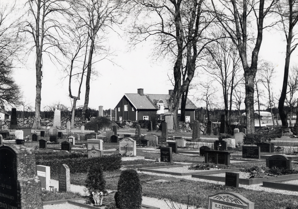 Vallentuna kyrkogård med stiftsfröken Jeanette Silfwerstolpes gravkulle i bakgrunden. Detta är kyrkogårdens äldre del
