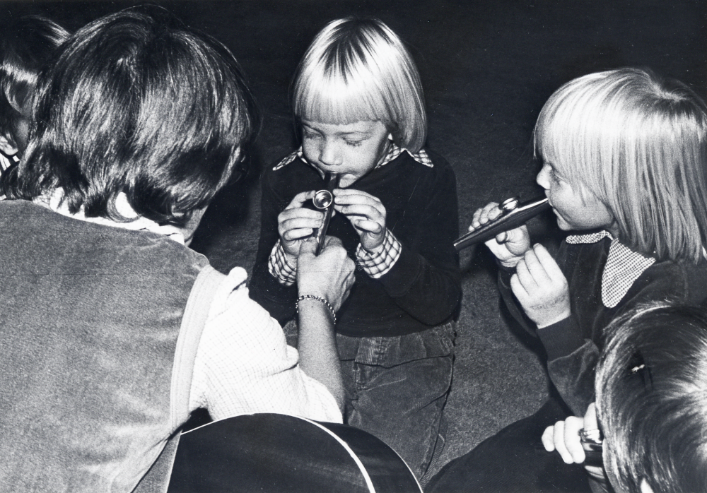 Musiklek med Elsa-Gun Gustafson i barnavdelningen på Vallentuna bibliotek. Här visar Elsa-Gun en liten flicka hur man spelar kazoo