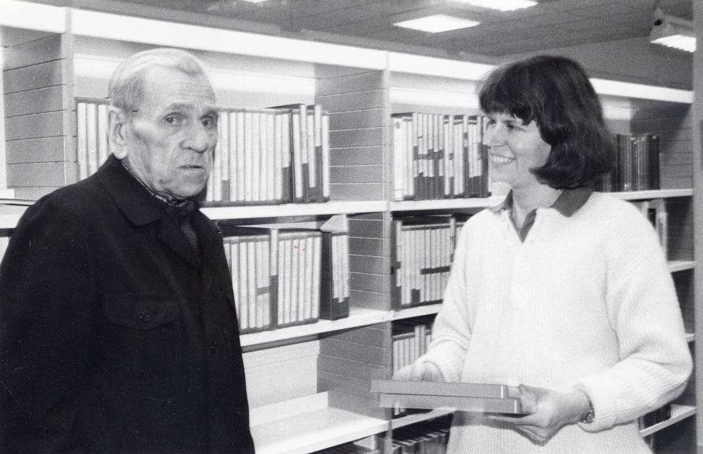 John Ängaryd får hjälp att av Lena Lundgren att välja ut en talbok på Vallentuna bibliotek