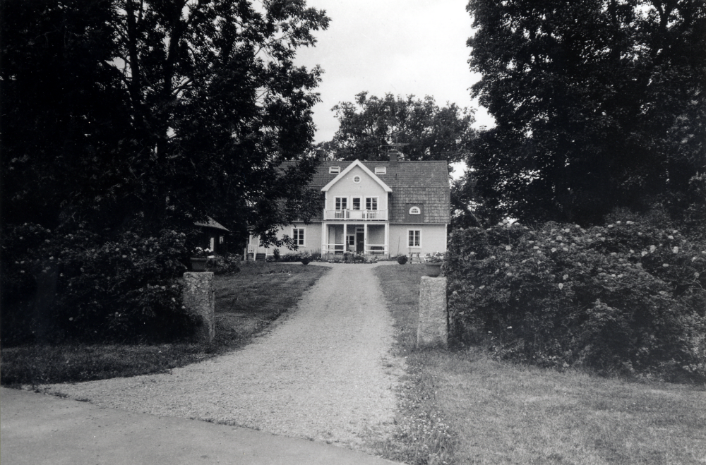 Frösunda prästgård har sedan sammanslagningen av kommun och pastorat 1952 varit privatbostad.  Sedan årsskiftet 1998/99 bor Eva och Sven Sognevik i huset