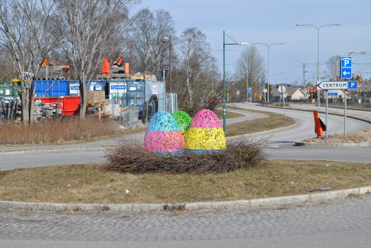 Stora påskägg som dekorerar en av kommunens cirkulationsplatser. Äggen är i färgerna blå, rosa, gul och grön.