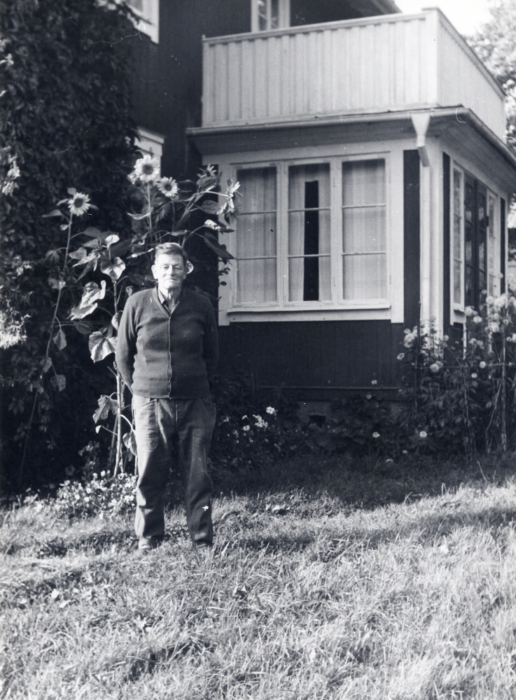 Helge Jansson föddes 1903. Han bodde på Åvasta gård i Frösunda och hade en hushållerska som hette Helga Andersson. Hon var syster till Helge Andersson, Hamra. Helge Jansson var verksam inom Blå bands-rörelsen. Uppgifter från Studiecirkeln Ejnar Carlsson – en man och hans bilder