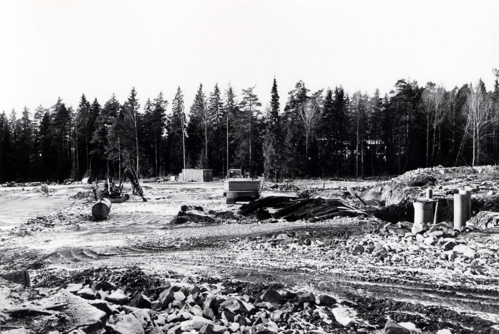 Ett nytt bostadsområde skall byggas i Kullaberg öster om Solgårdsgärde.  Området bebyggs med radhus och fristående villor.  Här pågår markarbeten i norra delen mot Furulundsvägen