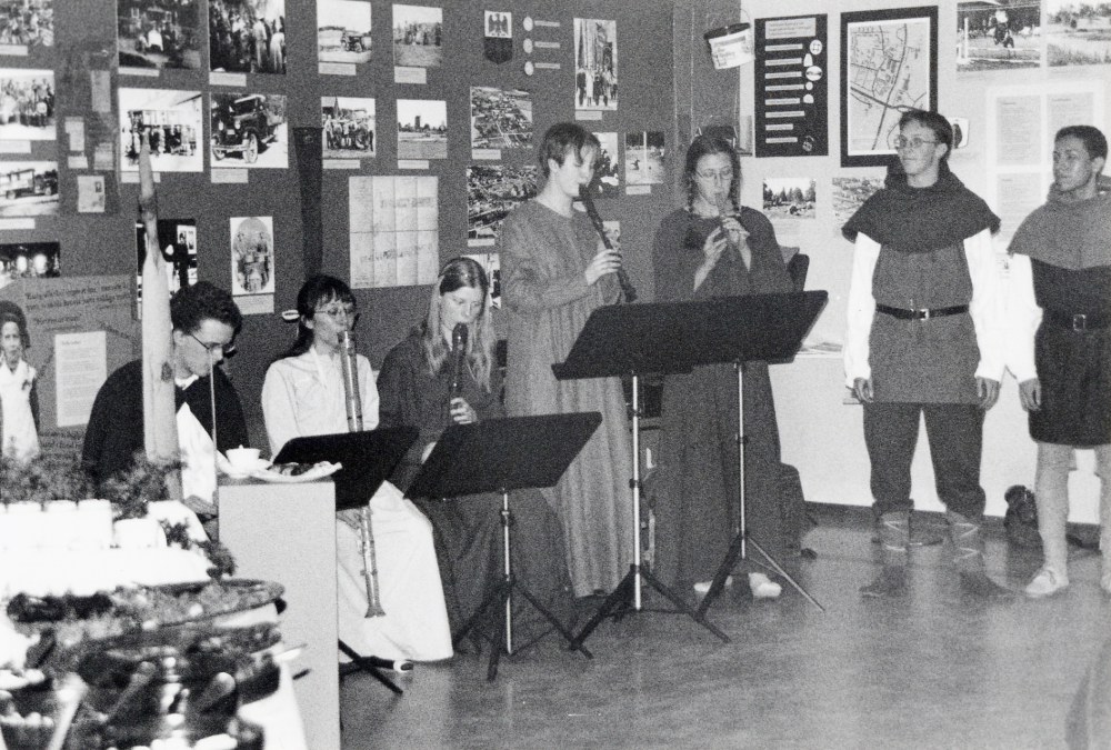 800 år Vallentuna 1998 invigs 25 mars 1998 av landshövding Ulf Adelsohn på Tuna torg.  Därefter samlas inbjudna till Vallentunasalen där utställningen Alla tiders Vallentun@ presenteras där gästerna serveras en medeltida buffé och underhålls med medeltida musik av en flöjtensemble.