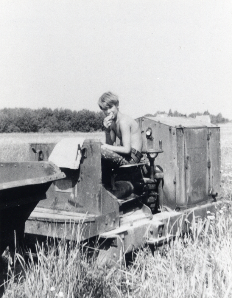 Rester av den decauvillebana som Åby tegelbruk använde för transport av lera till bruket från gärdena söder om Åby gata.  Kenneth Landgren köpte lok och rälsmaterial till en egen järnväg, Gullbacka järnväg i Ed, utanför Sollefteå.  Dieselloket, tillverkat vid  Orenstein och Koppel, finns kvar 1996.  På loket sitter Thomas Landgren vid banans rivning i juli 1968
