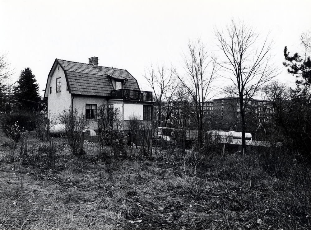 Källvägen 74 i Vallentuna kallades Ellehill. Huset byggdes 1923.  Fastighetsbeteckningen var Rickeby 1:164. Huset revs hösten 1985 inför bygget av flerfamiljshus med bl a servicelägenheter i kvarteret