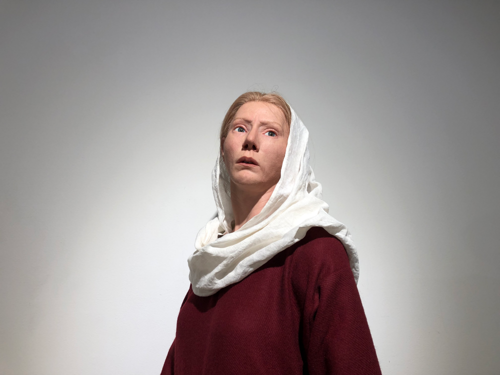 Modellen av Estrid som medelålders fotograferad under utställningen "Tusen år av kvinnokraft" på Kulturhuset i Vallentuna sommaren 2019. Modellen ägs av Stockholms läns museum.

Estrid hette en av 1000-talets mäktigaste kvinnor i Täby- och Vallentunabygden. 1995 hittade arkeologer på Stockholms läns museum vad som troligen är hennes grav. Oscar Nilsson är modellmakaren som har rekonstruerat vikingakvinnan Estrid. Han har återskapat Estrids ansikte utifrån en avgjutning av hennes skalle, som barn, medelålders och äldre.