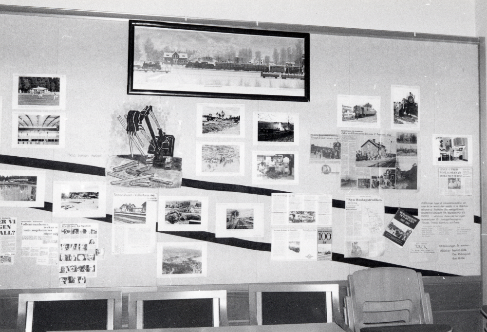 Utställningen Roslagsbanan i vallentunabygden 1885-1985 visades i Vallentunasalen 26 november 1985-7 januari 1986. Fullstända uppgifter om utställningen se 040 05 06: 001. Skärmen visar banans utveckling 1950-1985 med kartor, pressklipp om banans eventuella nedläggning samt fotografier ur Vallentuna bildarkiv.