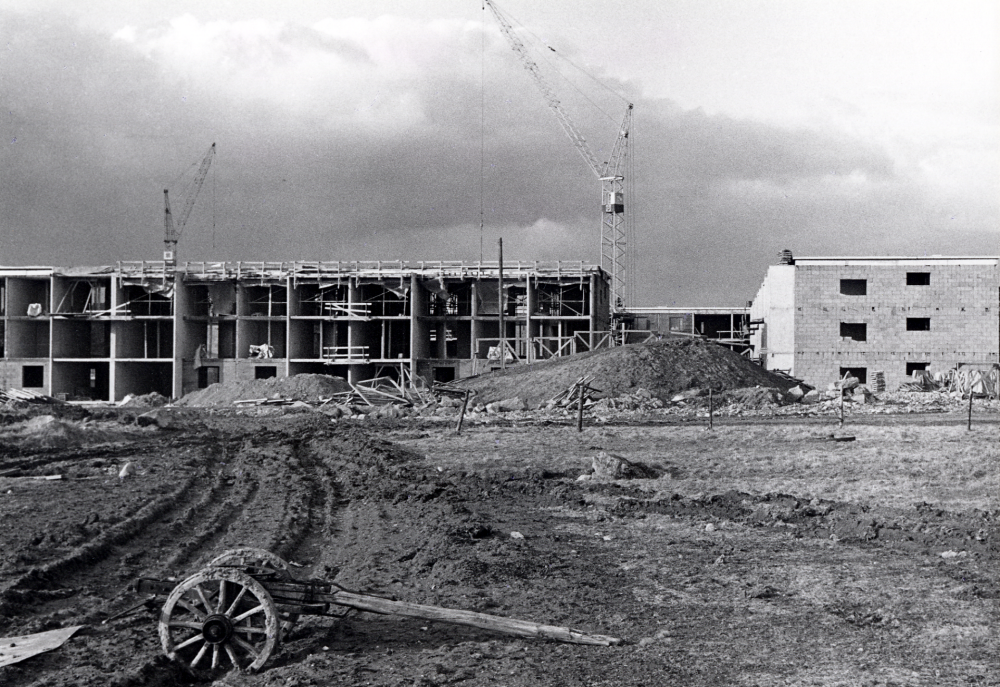 Bostadsområdet Sörgården med bostadsrättslägenheter byggs norr om Väsby gård i Vallentuna. I förgrunden ett vagnunderrede som tillhört gården? Norrgården påbörjades 1966, i Sörgården flyttade de sista in 1971 som planerat. Hela byggnationen slutfördes 1972. Arkitekten hette Ernst Grönvall. Insatsen för 2 rum och kök i Sörgården 138 var 10 990 kr och årshyran var 5 790 kr