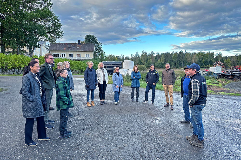 Kommunanställda besöker Morsta gård