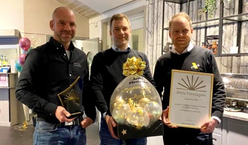 Bröderna Magnus, Andreas och Fredrik Hamberg håller i priserna till Årets Företagare 2022