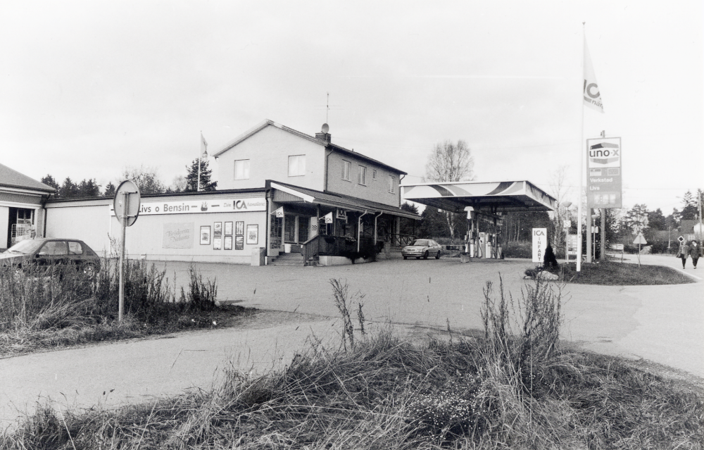 ICA affären i Lindholmen med bensinstation uno-x.  T h i byggnaden finns också en frisérsalong, Hårdepartementet