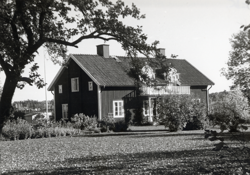 Sedan hösten 1974 är Per Juliusson kyrkoherde i Vallentuna och bosatt i Vallentuna prästgård. Per Juliusson avled 1978. Sven Servin blev då kyrkoherde.