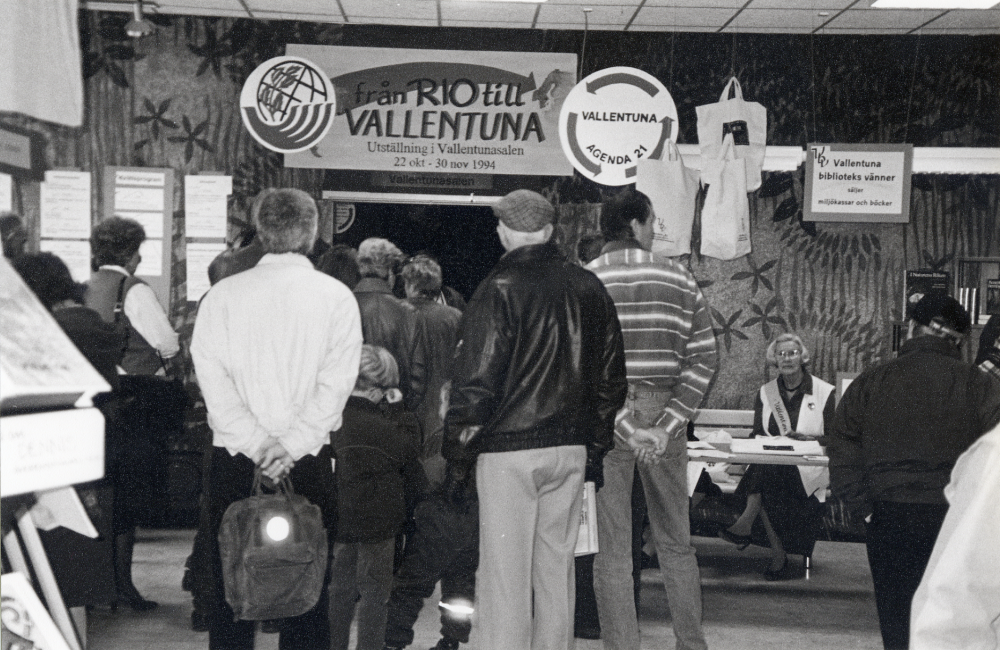 Bokfest  1994 med tema Från Rio till Vallentuna – startskott för Agenda 21-arbetet i Vallentuna kommun.   I Vallentunasalen pågår Agenda 21-utställning.  Margareta Nordqvist , sekreterare  i Vallentuna biblioteks vänner, säljer miljökassar och böcker