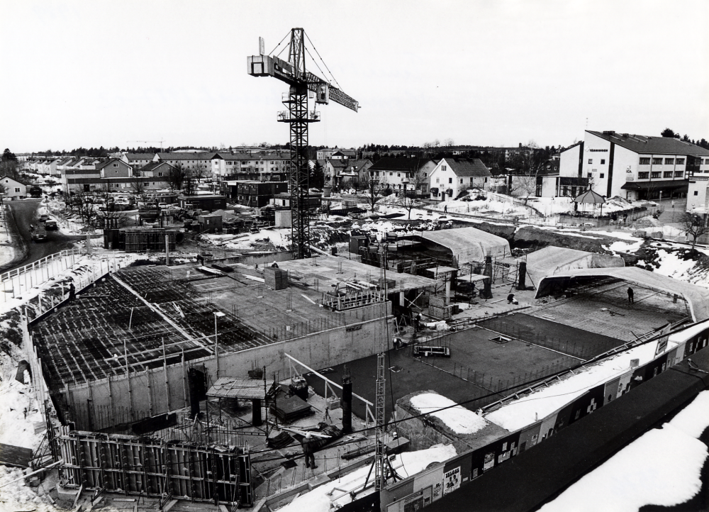 Vallentuna kommun bygger ett nytt kommunalhus sedan det gamla befunnits omodernt och omöjligt att bygga ut.  I bakgrunden syns flerfamiljshus längs Allévägen och t h Tärningen