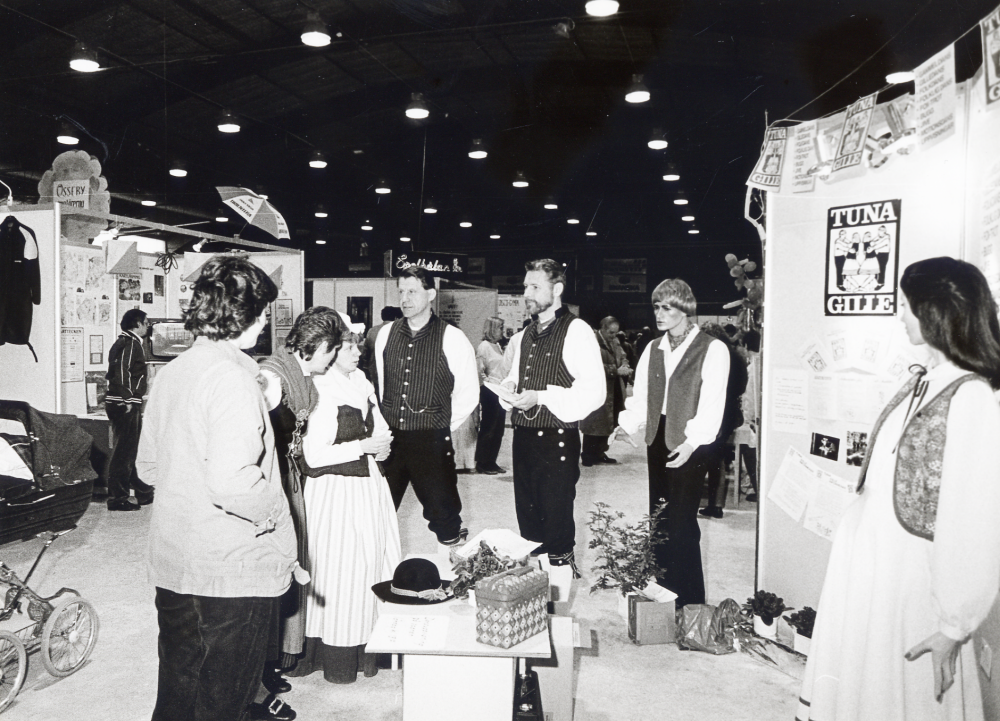 Föreningarna i Vallentuna presenterar sin verksamhet i Vallentuna ishall under mottot Föreningsfestival  helgen 19-20 april. Här visar Tuna Gille sin verksamhet bl a med skyltdockor klädda i dräkter