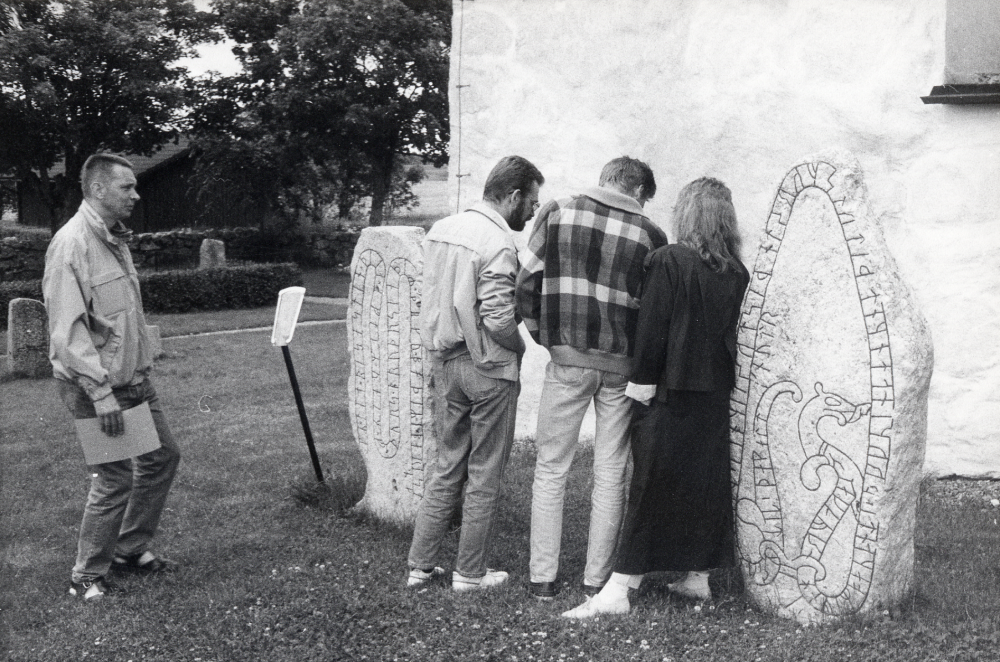 Fr v Gunnar Hillbo, Gary Dickson från Newcastle i England, Magnus Hillbo och Maria Engman tittar på runstenarna vid Orkesta kyrka i samband med Musik i sommarnatt
