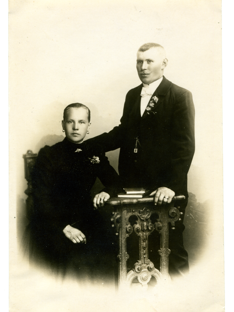 Gustav Adolf Söderström föddes den 5:e juni 1876 och dog den 2:a februari 1926. Maria Ingegärd Söderström föddes den 18:e december 1877. Hennes flicknamn var Pettersson. Hon dog den 12:e mars 1935. Paret bodde på Luttergärde i Frösunda.