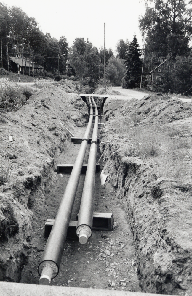 Vallentuna värmeverk lägger ner rör för fjärrvärme utmed Lindholmsvägen.  I korsningen med Ormstavägen har stålplattor lagts över rörgraven för att göra biltrafik möjlig