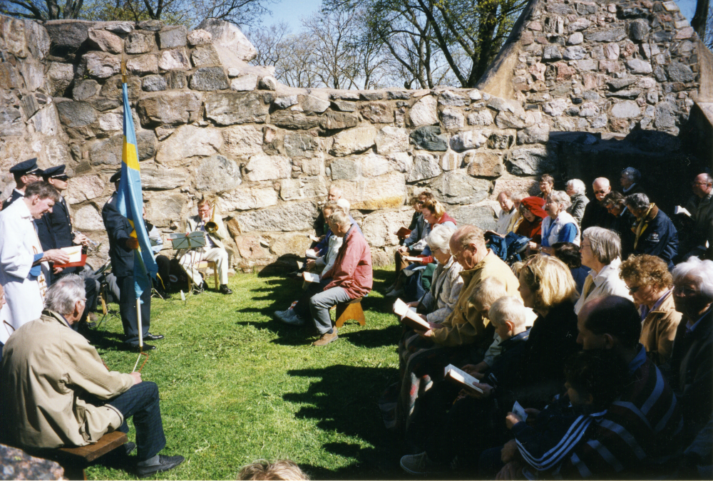 Kristi himmelfärds dag den 9 maj 2002 firas i Össeby kyrkoruin i Brottby. Prästen Sören Stadell med Vallentuna hemvärn som hedersvakt. Svenska flaggan.
Foto och uppgifter: Fredrik Andersson.