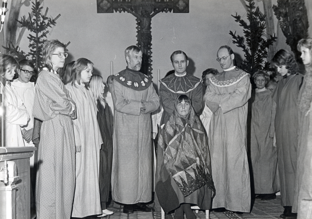 Vallentuna kyrkospel uppföres i Össeby-Garns kyrka Tre konungar från Österlandet fr v Lasse Berglund Assar Hedegärd och Lars-Uno Lidegran står bakom jungru Maria Vivi Berglund
