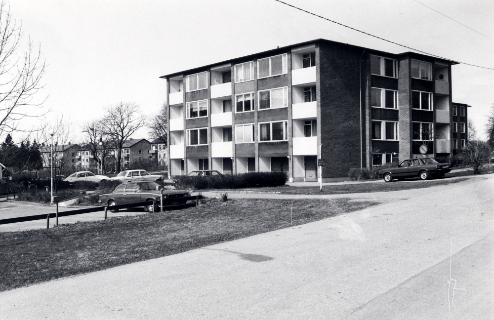 Flerfamiljshus, ägt av HSB, på Mörbyvägen. I bakgrunden t v syns bostadshus längs Fornminnesvägen