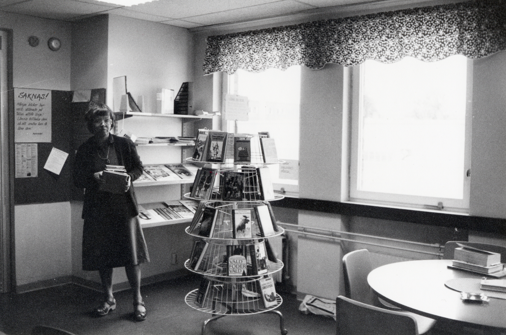 Lena Wallén från Vallentuna bibliotek lånar ut böcker på Tellus Maskin, arbetplatsutlåning Boken kommer.  Här sätts nya böcker upp i monteringens matsal.