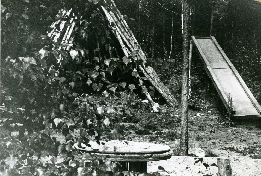 Fjolårets lekplats i Brottby med koja, kana och en kabeltrumma.
•Fotografiet ingår i bildserien ”Vardagsliv i Vallentuna kommun” av Rachael Gough-Azmier & Gunilla Blomé, Haga Studios HB.