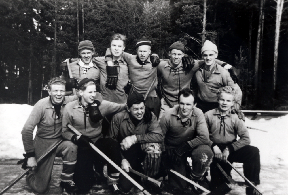 Orkesta IF: ishockeylag på hockeyplanen vid Markim-Orkesta folkskola.  Bakre raden fr v Kurt Åhman, Jan Ählström, Stig Johansson och Bert Lindström.  Nedre raden fr v Arne Magnusson, Sivert Karlsson, Arne Ahlgren, Björn Egnell och Rune Mattson