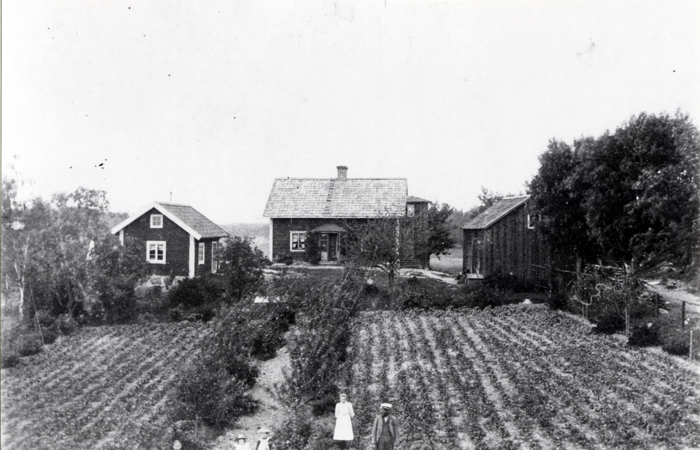 Västanberga gård i Ekskogen.  Där bodde Karl Erik Jansson, han står t h, bredvid honom dottern Julia Jansson, 18 år