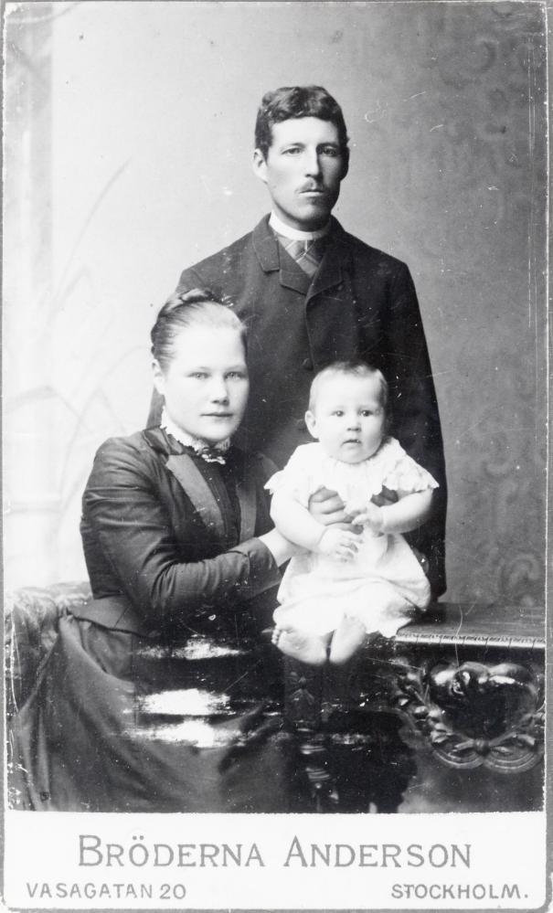 Karl Albert Edman levde 1866-1943. Porträtt med hustrun Anna Edman (1870-1953) samt näst äldste sonen Karl Sigfrid Edman född 1894. Äldste sonen Johan, född 1892, saknas på bilden. Familjen bodde i Solsta banvaktsstuga i Frösunda.