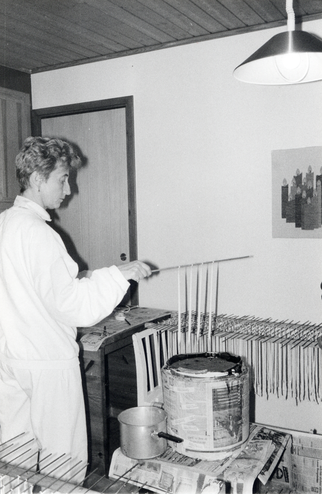 Ljusstöpning hos Marita Larsson, Lovisedalsvägen 28. 6 kvinnor i Eklidens syjunta har stöpt ljus i 16 år.  Sedan länge är barnen så stora att de kan vara med. Här doppar fr v Anna Knutsson och Cecilia Larsson ljusen i doppkärlet.  På stänger hänger pinnar med 4 ljus på varje